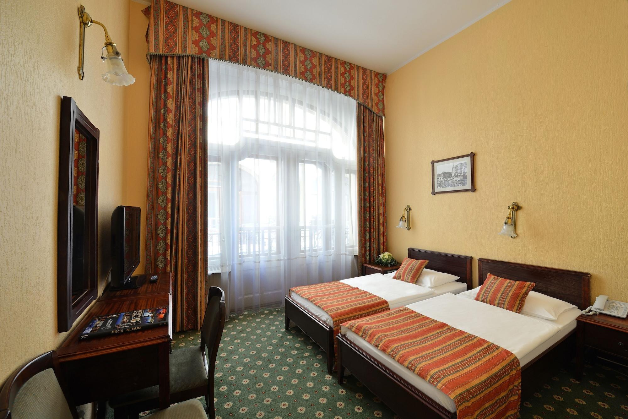 Palatinus Grand Hotel Pécs Buitenkant foto