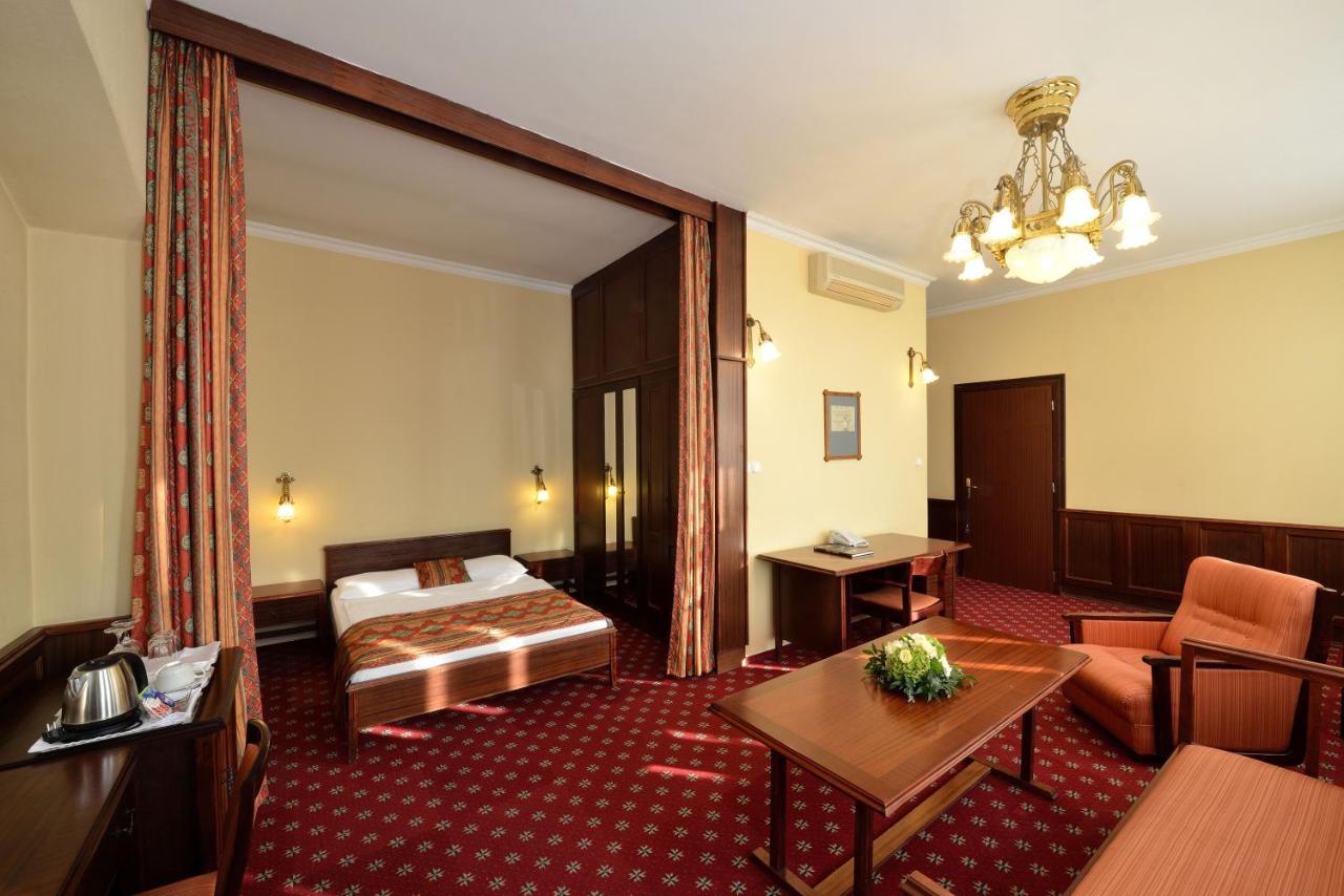 Palatinus Grand Hotel Pécs Buitenkant foto